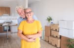 Coppia di pensionati che si traferiscono in casa nuova