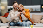 coppia sorridente che ha appena comprato casa