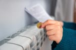 Persona che controlla costo bolletta in aumento Persona che controlla costo bolletta in aumento