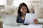 Donna al pc che legge documenti Donna al pc che legge documenti
