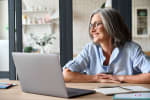 donna alla scrivania con computer