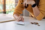 donna che controlla i risparmi e fa dei conti