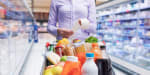 Donna che controlla scontrino nel supermercato