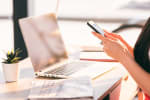 donna che lavora con smartphone e pc