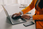 donna che naviga in internet utilizzando il pc