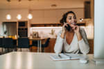 Donna che parla al telefono 