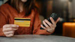 Donna che tiene in mano carta di credito