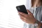 Donna che tiene in mano smartphone 
