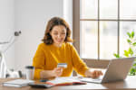 donna che usa computer per cercare conto corrente online