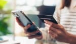 Donna con carta di credito e smartphone