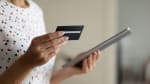 Donna con carta di credito e tablet