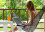 donna-con-il-pc-in-giardino