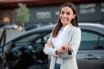 Donna in concessionaria con chiavi auto in mano