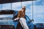 Donna ricarica auto elettrica