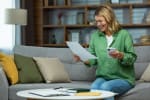 donna sorridente con documento
