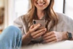 donna utilizza il telefono cellulare