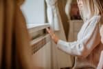 donna vicino al termosifone in casa