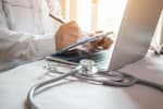 Dottore che rilascia un certificato medico