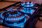 Due fornelli a gas accesi in cucina
