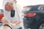 due persone si passano la chiave dell auto