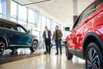 due uomini in un concessionario di auto