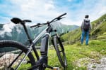 e-bike-parcheggiata-in-campagna