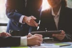 esperti finanziari consultano dati sul tablet