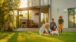 famiglia che gioca con cane nella casa nuova