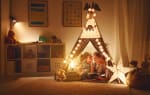 Famiglia che gioca con luci abbassate