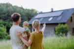 famiglia che guarda la propria casa in campagna famiglia che guarda la propria casa in campagna