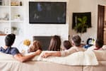 famiglia che guarda la televisione sul divano famiglia che guarda la televisione sul divano