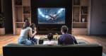 Famiglia che guarda una partita di calcio alla tv