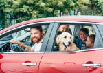 famiglia che viaggia in auto