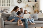 Famiglia davanti al computer