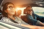famiglia parte in auto
