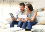 felice coppia controlla conto corrente online