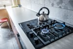 Fornelli gas accesi con teiera