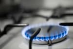 Fornello gas acceso su piano cottura