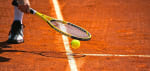 Giocatore di tennis palleggia con racchetta