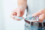 giovane con carte di credito in mano