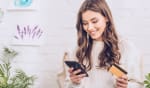 giovane donna con carta di credito e smartphone