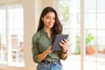 giovane donna usa il tablet