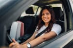 giovane ragazza al posto di guida in auto