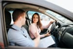 giovane ragazza in auto con istruttore di guida