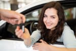 giovane ragazza prende le chiavi dell'auto