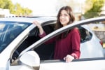 giovane ragazza sale in auto