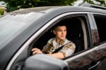 giovane ragazzo in macchina giovane ragazzo in macchina