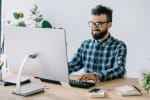 giovane utilizza il computer sul posto di lavoro