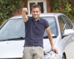 gli italiani comprano la prima auto a 22 anni