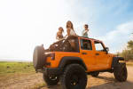 gruppo-di-amici-su-una-jeep